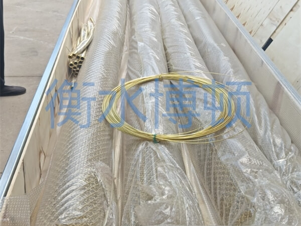 铜合金网用塑料膜包裹放在木箱里, 并放置了配件直丝和螺旋丝.
